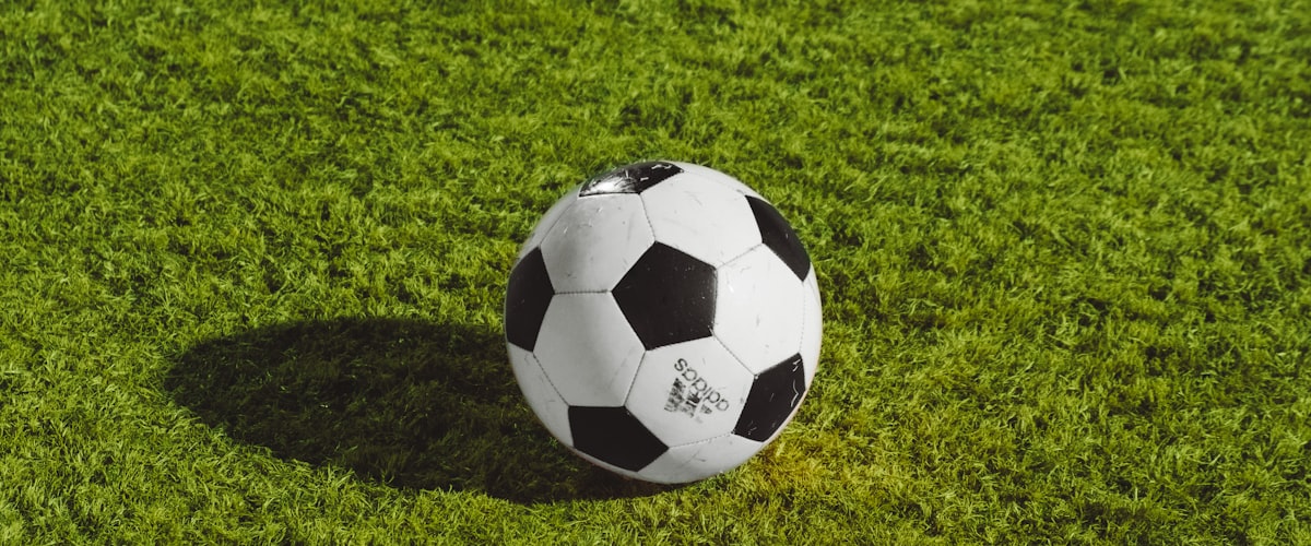 英超联赛曼城对阵利物浦的激烈比赛现场直播画面，球员正在争抢